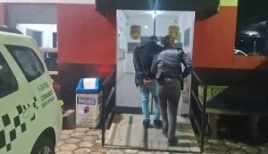 Homem agride mulher com garrafa quebrada (Foto: reprodução / PM)