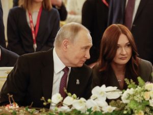Vladimir Putin e Volodymyr Zelensky em destaque sobre conflito geopolítico e cessar-fogo entre Rússia e Ucrânia.