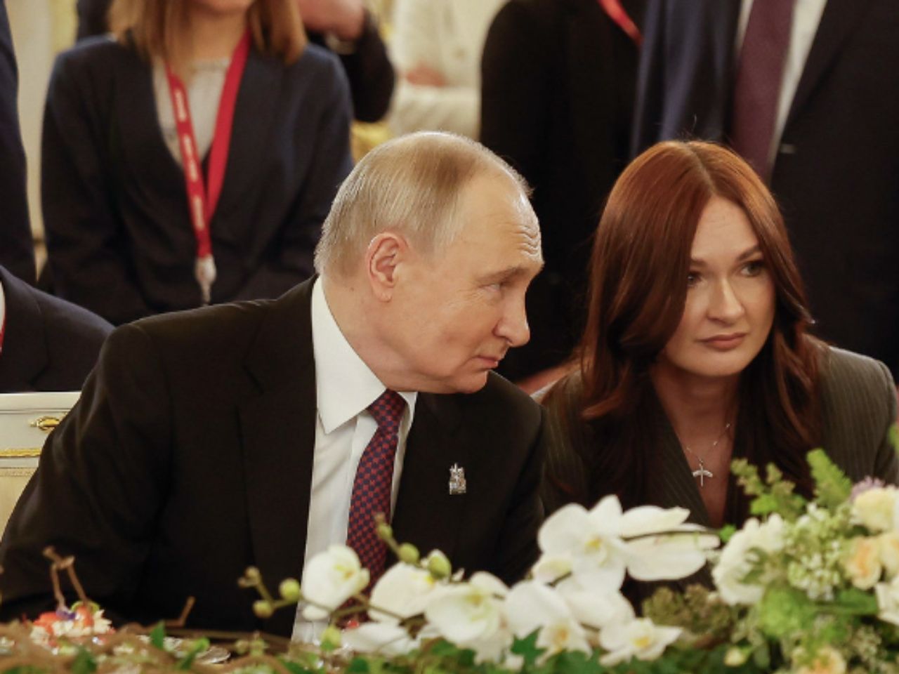 Vladimir Putin e Volodymyr Zelensky em destaque sobre conflito geopolítico e cessar-fogo entre Rússia e Ucrânia.