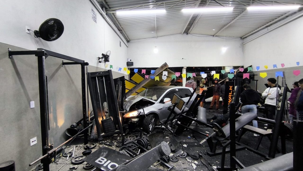 Homem invade academia com o carro em Bragança Paulista (Foto: Reprodução / Celso Ricardo)