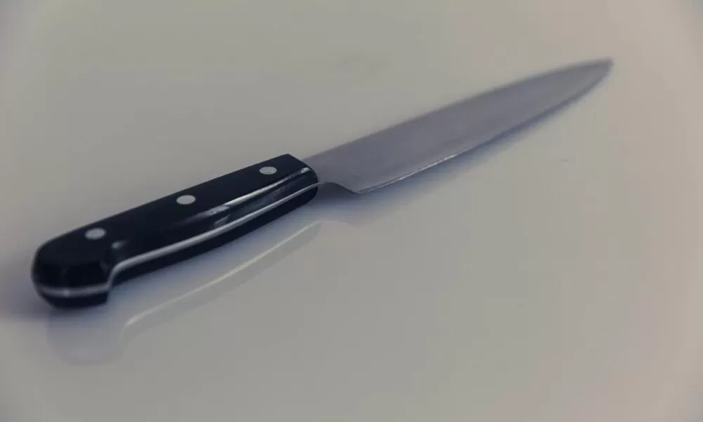 homem mata esposa na frente dos filhos após ser chamado de corno