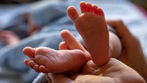 mulher tenta vender bebê para pagar dívida