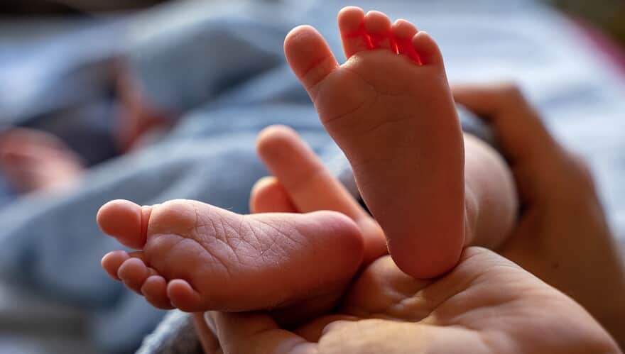 mulher tenta vender bebê para pagar dívida