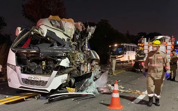Ônibus ficou completamente destruído após colisão (Reprodução / SBT News)