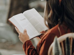 leitura livro Joel Muniz unsplash