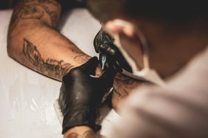 Conselho nacional de medicina proíbe o uso de anestesia para realização de tatuagens (Foto: Unsplash)