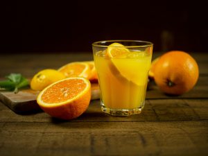 Suco de laranja é um dos produtos que ficou de fora da tarifa de Trump (Foto: unsplash)