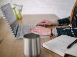 Mulheres Trabalho Mulher Computador PC Notebook The Standing Desk Unsplash