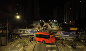 Ônibus parte ao meio após colisão com trem (Foto: Tony Mattoso/RPC)
