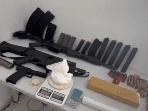 polícia encontra arsenal escondido