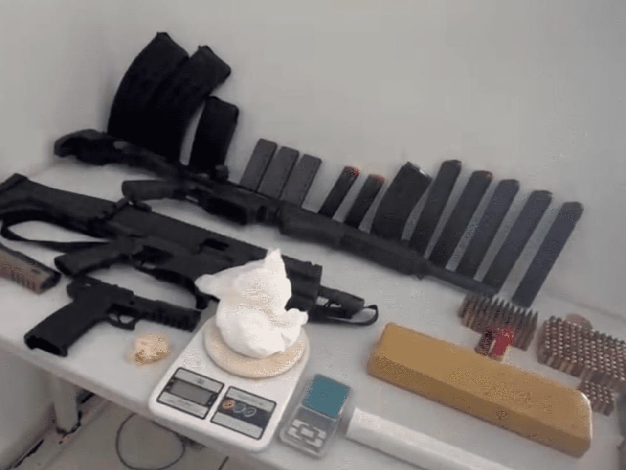 polícia encontra arsenal escondido