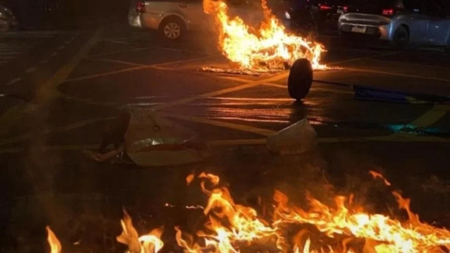 Rua bloqueada por fogo durante protesto em Paraisópolis