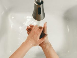 Torneira Água Saneamento Básico Esgoto Cano Clay Banks Unsplash