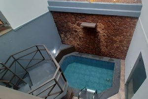 mulher é encontrada morta em piscina de motel em sp