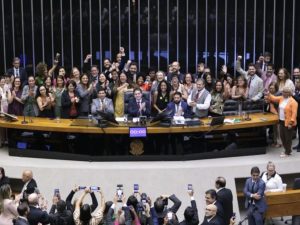 Câmara aprova projeto contra "adultização" de crianças e adolescentes nas redes