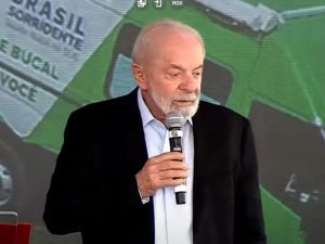 Lula reclama de foto do governo durante evento em Sorocaba "um homem sem dente e ainda negro".