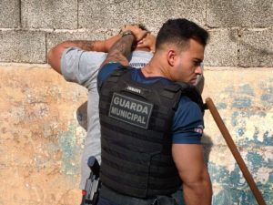Homem é preso suspeito de usar carrinho de varrição da Prefeitura de Pinhalzinho para traficar drogas (Foto: divulgação)