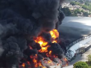 Incêndio atinge galpão da Effa Motors e Valfilm em Manaus; uma funcionária ficou ferida (Foto: SBTNews)