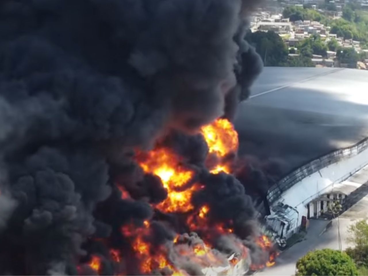 Incêndio atinge galpão da Effa Motors e Valfilm em Manaus; uma funcionária ficou ferida (Foto: SBTNews)