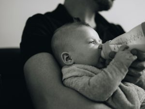 bebê leite amamentação serjan midili unsplash