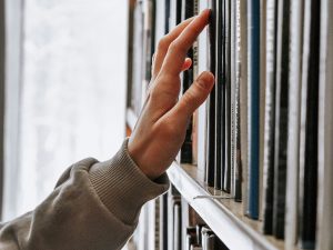 biblioteca livro literatura Guzel Maksutova Unsplash