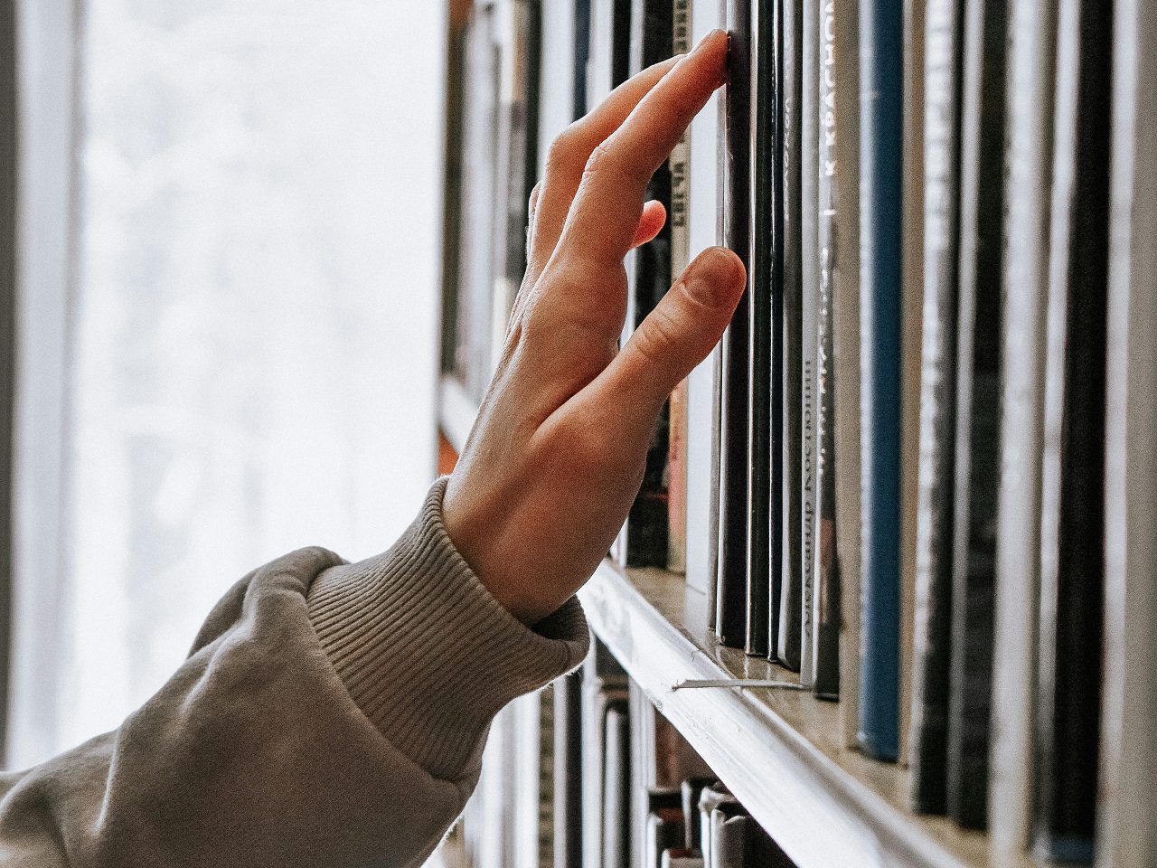 biblioteca livro literatura Guzel Maksutova Unsplash