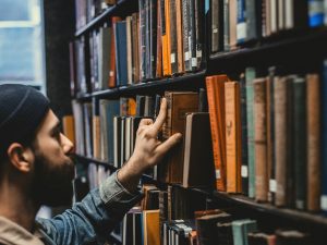 Biblioteca livros Devon Divine Unsplash