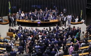 Câmara dos Deputados enquanto Motta discursa (Foto: reprodução)
