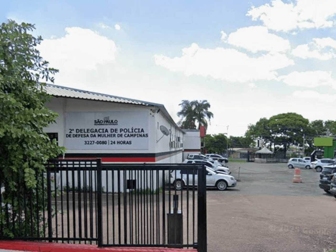 mulher é presa após esfaquear filha