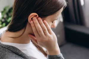 Homem arranca orelha da esposa com mordida após ela se recusar a fazer almoço