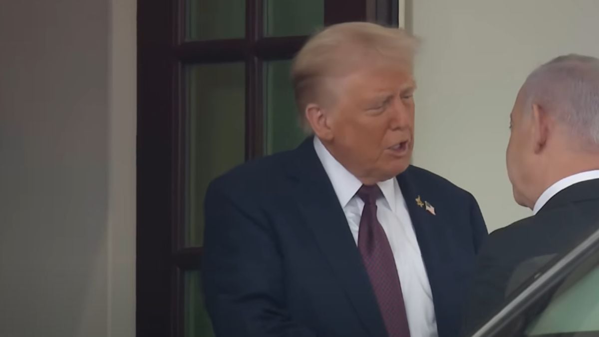 Donald Trump em pronunciamento, sentado diante de autoridades, dizendo que vai solicitar investigação sobre fraude nas eleições de 2020 nos EUA.