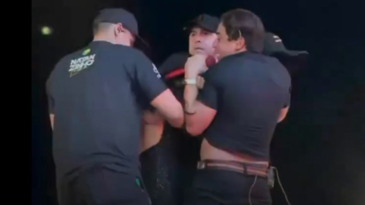 Momento em que os seguranças retiram fã do palco. Foto: Reprodução/Redes Sociais
