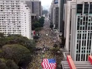 Dia da Independência: com bandeira dos EUA, aliados de Bolsonaro criticam "anistia light" (Foto: SBTNews)