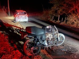 Colisão em Serra Negra mata motociclista e deixa garupa ferido; motorista estava sem CNH (Foto: reprodução / Polícia Militar)