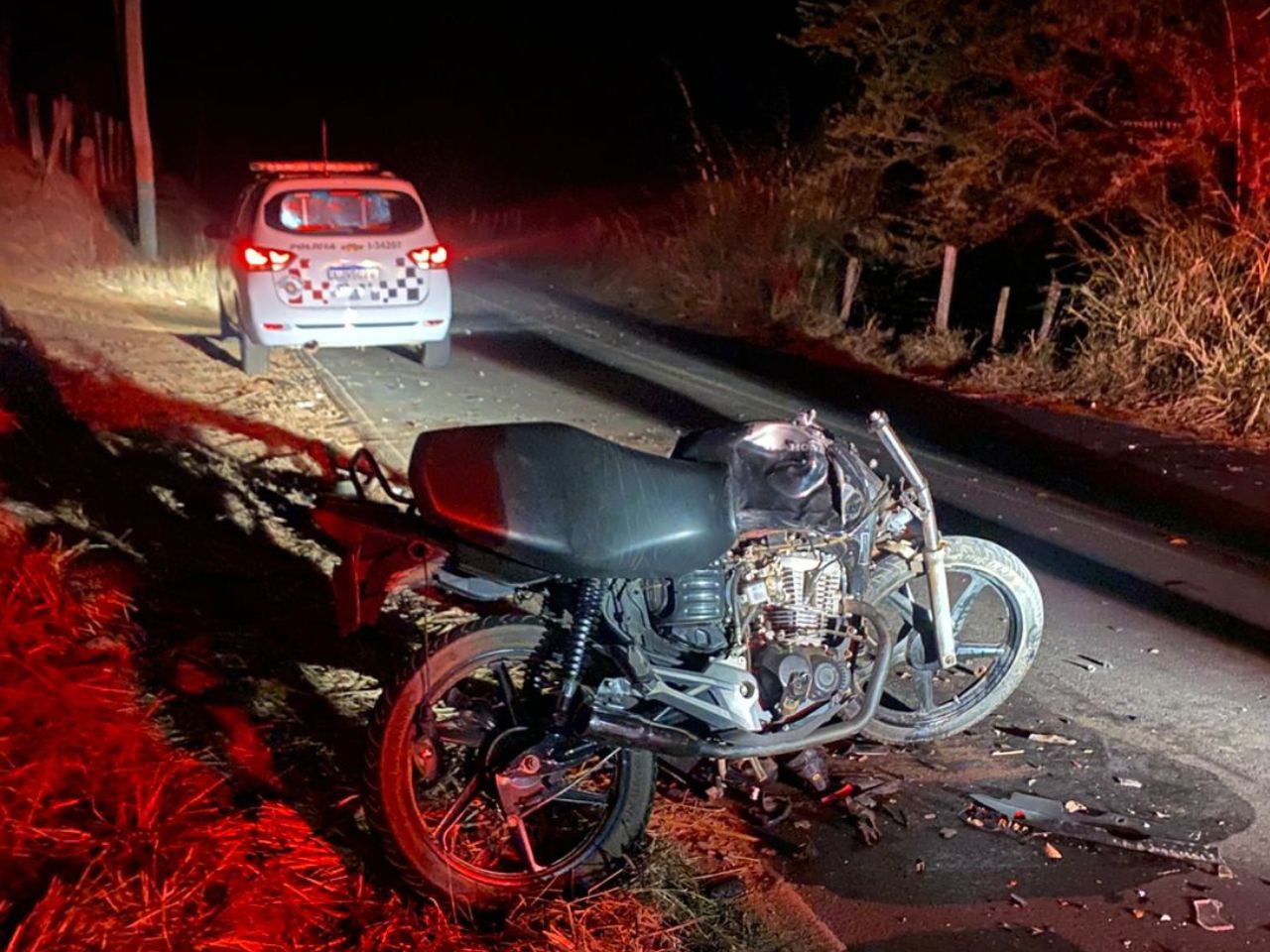 Colisão em Serra Negra mata motociclista e deixa garupa ferido; motorista estava sem CNH (Foto: reprodução / Polícia Militar)