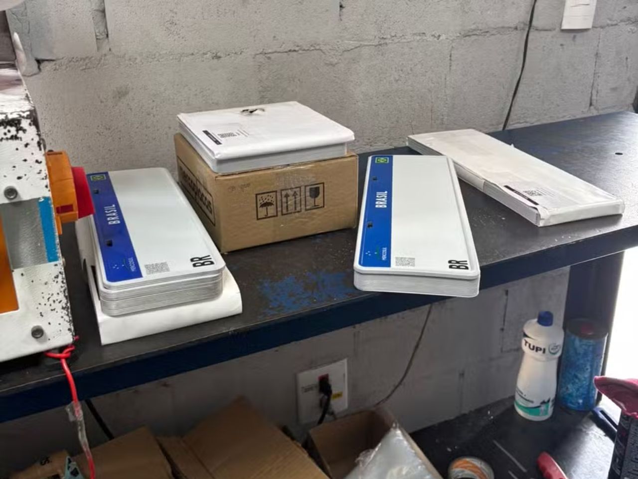 Polícia prende dois por fabricação irregular de placas Mercosul em Campinas (Foto: divulgação)