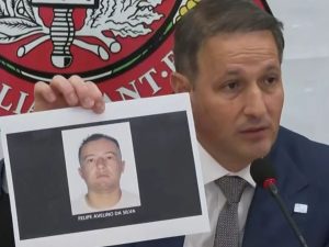 Fotos e nomes de dois suspeitos por execução de ex-delegado-geral são divulgados pela SSP-SP (Foto: SBTNews)