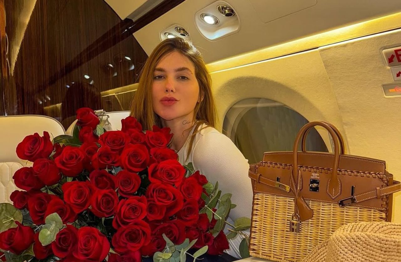 Virginia Fonseca recebe buquê de flores após viagem com Vini Jr.