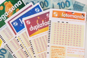 Volante de apostas da Mega-Sena e outras loterias da Caixa sobre uma superfície, representando as oportunidades de prêmios acumulados da semana.