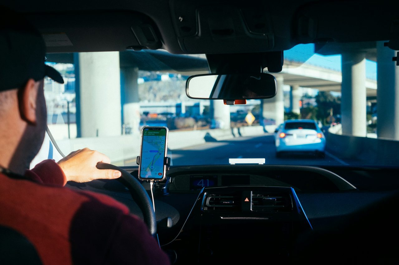PGR se posiciona contra vínculo trabalhista entre motoristas e aplicativos no STF (Foto: Unsplash)