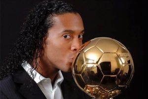 Ronaldinho Gaúcho vai entregar a Bola de Ouro 2025 ao vencedor em Paris.