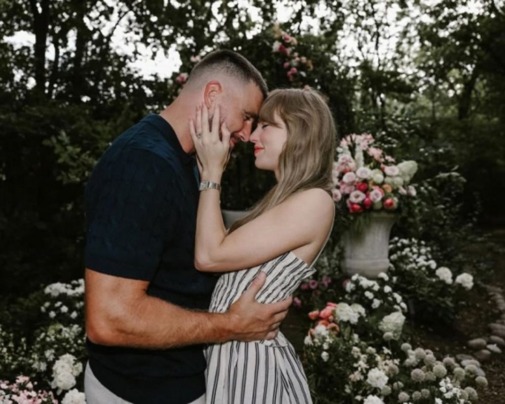 Taylor Swift e Travis Kelce em cerimônia romântica no jardim, abraçados e trocando beijos, com buquê ao fundo, no tema casamento Taylor Swift em sigilo.