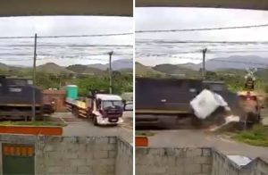 Trem atinge caminhão
