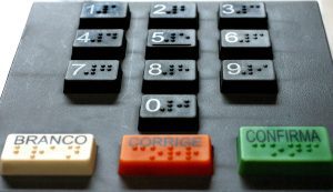 Urna eletrônica brasileira com bandeira nacional ao fundo representando as Eleições de 2026 e datas de votação.