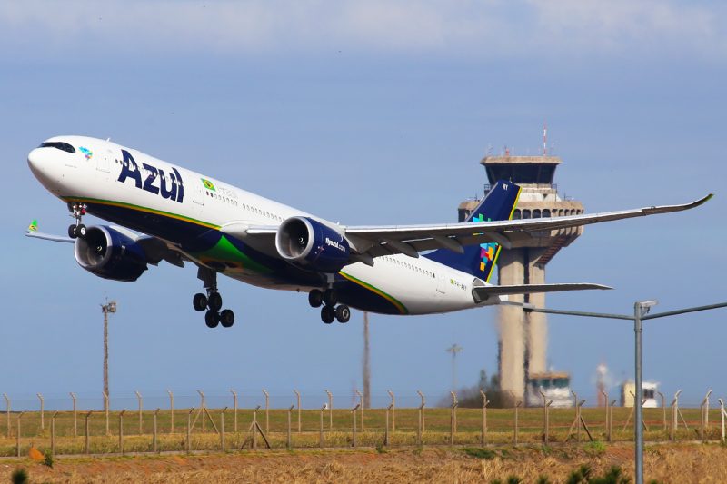 Azul flexibiliza remarcações para voos no Rio após operação mais letal da história do estado
