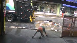 VÍDEO: gari é arremessado ao solo após cratera se abrir em Campinas
