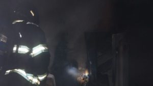 Homem é preso em flagrante após atear fogo na casa da esposa com os filhos dentro (Foto: Celso Ricardo)