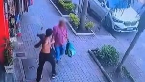 VÍDEO: idoso é agredido com soco no rosto por jovem em Santana; caso foi registrado em flagrante (Foto: reprodução)