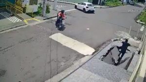 VÍDEO: câmeras de segurança flagram um pedestre caindo após calçada ceder (Foto: redes sociais)