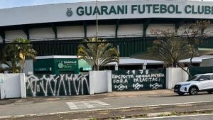 Torcida do Guarani picha portões do Brinco de Ouro após time não conseguir acesso à Série B